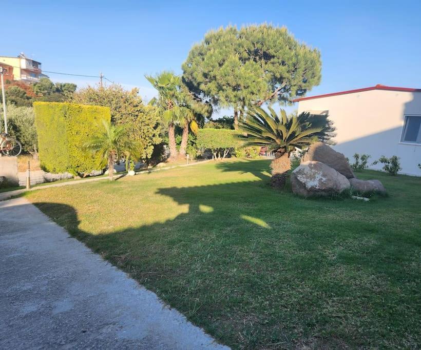 Villa Lux House With Garden Kámpos Esterno foto